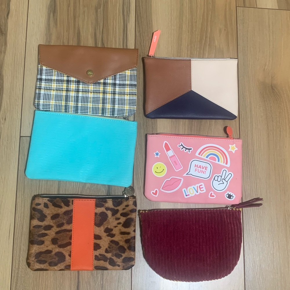 Your choice of any 2 cosmetic bag.
DM me with your selection!